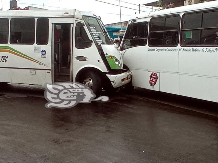 Chocan autobuses en colonia Carolino Anaya de Xalapa; hay dos pasajeros lesionados