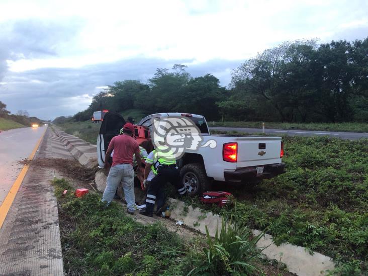 Ganadero sufre volcadura en autopista de Acayucan