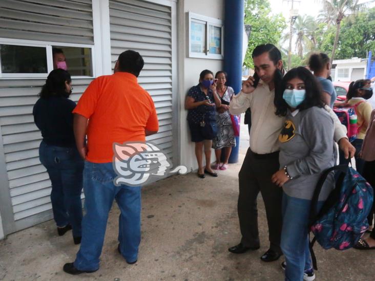 Bromea mostrando cartuchos de escopeta y desata pánico en escuela de Coatzacoalcos