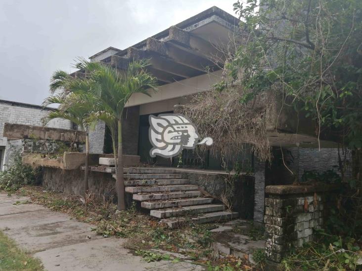 Tras varios años en el abandono, limpian frente de la casa que fuera de Salma Hayek