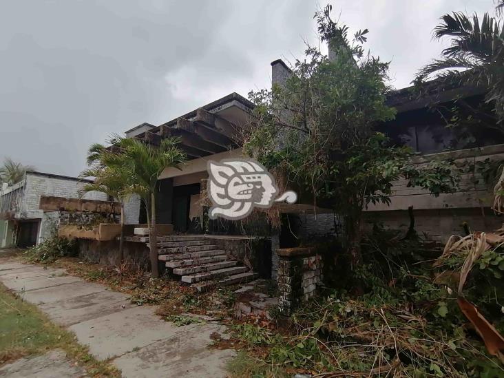 Tras varios años en el abandono, limpian frente de la casa que fuera de Salma Hayek