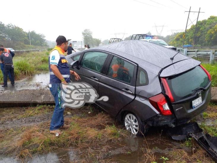 Sale herido tras accidentarse en autopista de Cosoleacaque