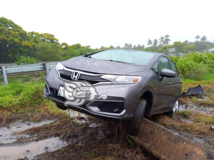 Sale herido tras accidentarse en autopista de Cosoleacaque