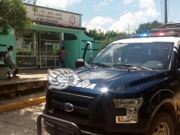 Auxilian a alumna intoxicada en secundaria de Oluta