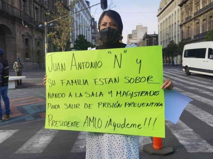 Saxofonista oaxaqueña atacada con ácido se reúne con AMLO en Palacio Nacional