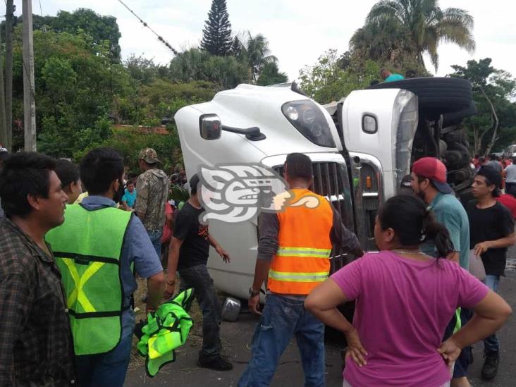 Reportan volcadura de tráiler con cervezas en carretera Córdoba-La Tinaja