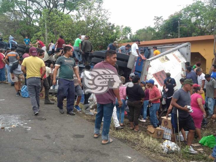 Reportan volcadura de tráiler con cervezas en carretera Córdoba-La Tinaja