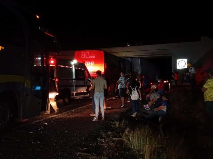 Autobús de pasajeros choca con caja de tráiler en la autopista Córdoba – Veracruz