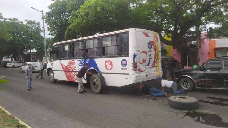 Camión urbano en Veracruz pierde llantas traseras e impacta a un automóvil