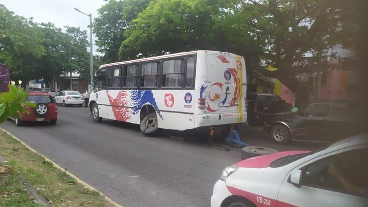 Camión urbano en Veracruz pierde llantas traseras e impacta a un automóvil