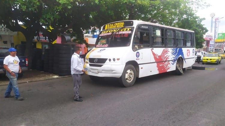 Camión urbano en Veracruz pierde llantas traseras e impacta a un automóvil