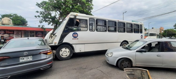 Camión urbano choca con automóvil que se pasó la preferencia en calles de Veracruz