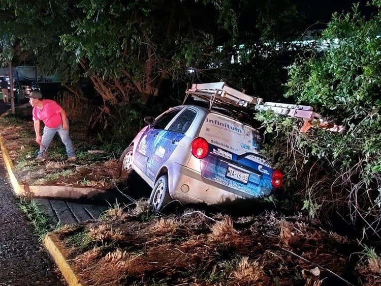 Giro brusco casi lo saca del camino en avenida de Veracruz