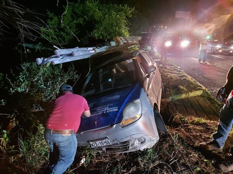 Giro brusco casi lo saca del camino en avenida de Veracruz