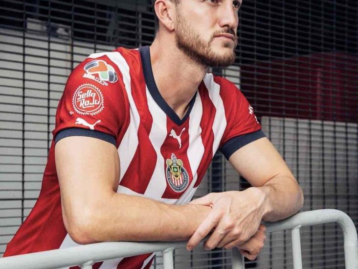 Chivas presenta la piel rojiblanca que usará para la temporada 2022-23