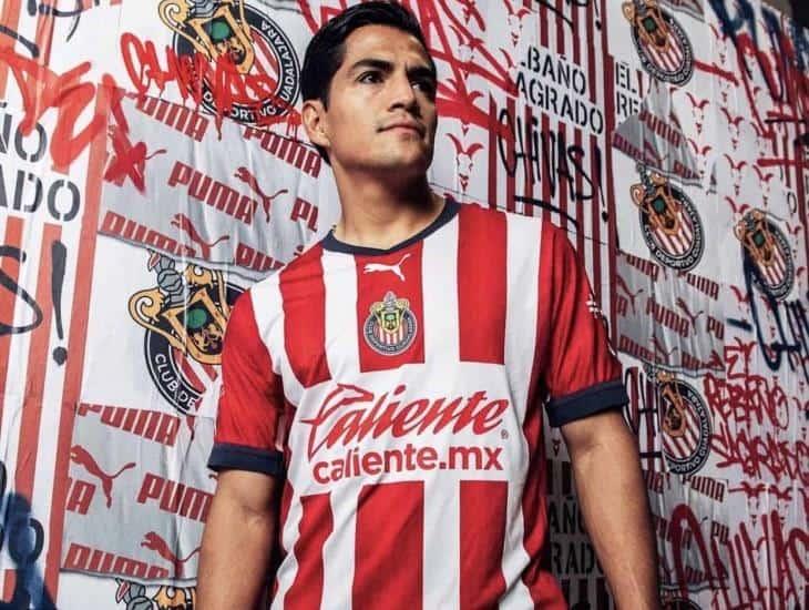 Chivas presenta la piel rojiblanca que usará para la temporada 2022-23