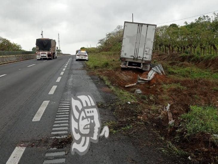 Trailero colisiona valla metálica y se sale de autopista en Acayucan