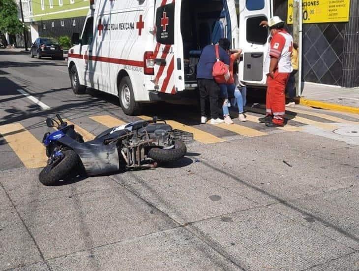 Automóvil impacta a una joven en su motocicleta en la colonia Ricardo Flores Magón