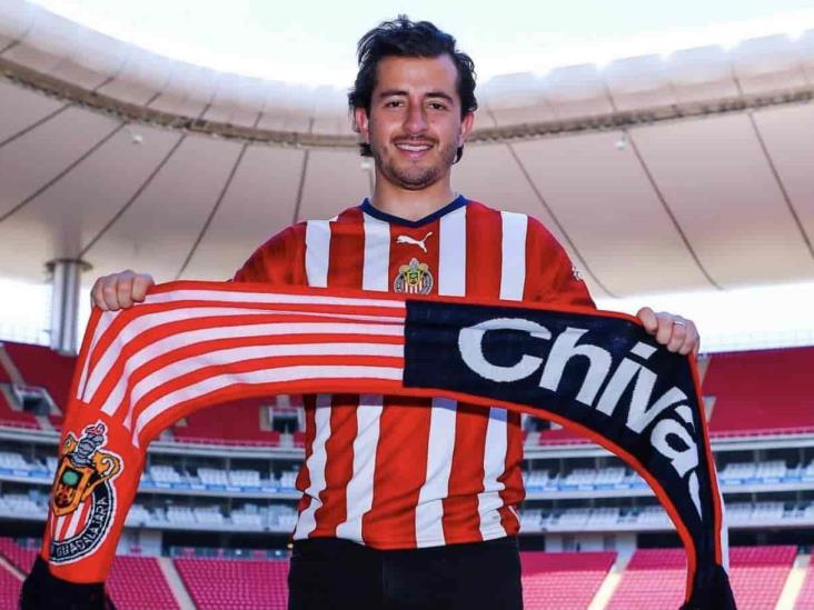 Chivas presenta la piel rojiblanca que usará para la temporada 2022-23