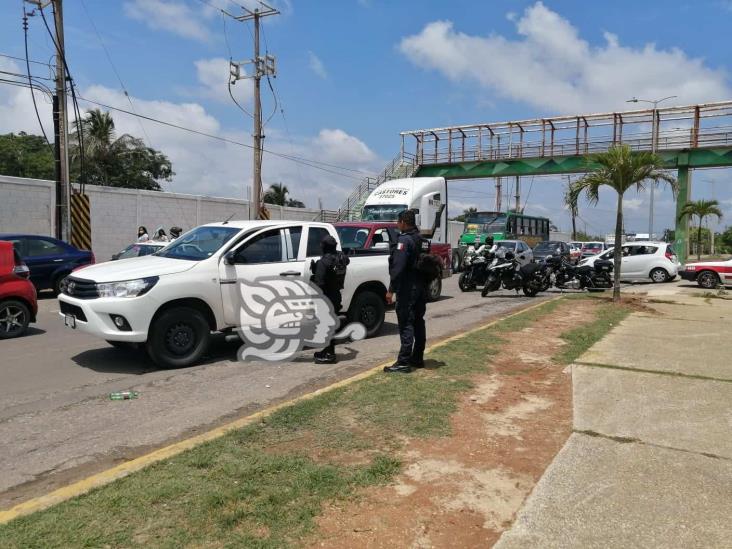 Detienen a par de peleoneros tras chocar en Coatzacoalcos