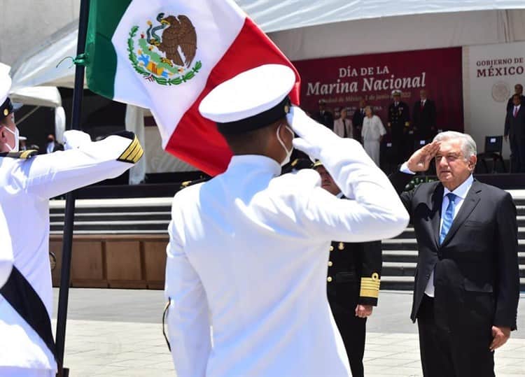 Encabeza AMLO ceremonia del Día de la Marina en CDMX