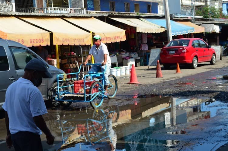 Lluvias empeoran situación de calles en el mercado Unidad Veracruzana