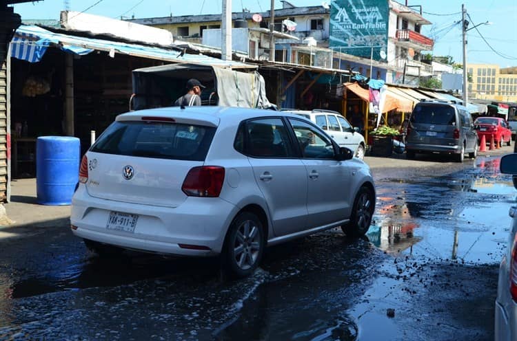 Lluvias empeoran situación de calles en el mercado Unidad Veracruzana