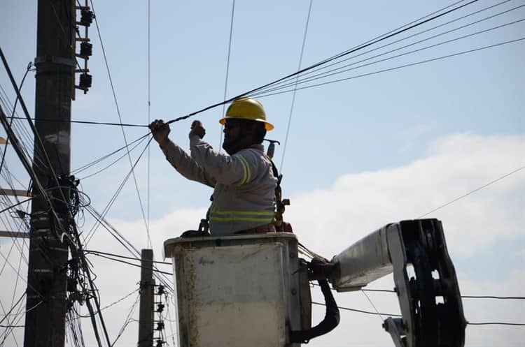 Camioneta choca contra poste de luz en calles de Veracruz