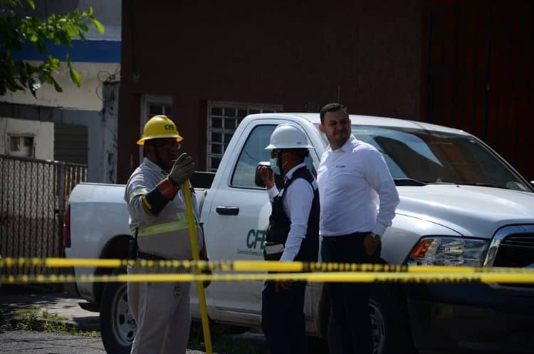 Camioneta choca contra poste de luz en calles de Veracruz