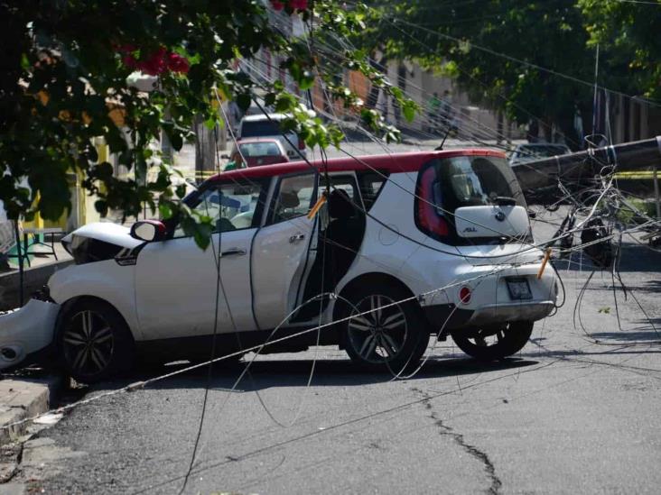 Camioneta choca contra poste de luz en calles de Veracruz