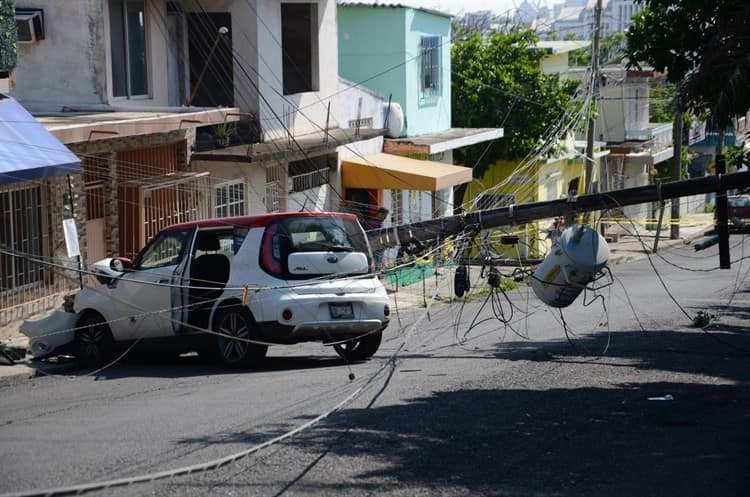 Camioneta choca contra poste de luz en calles de Veracruz