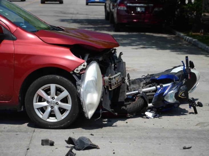 Automóvil atropella a motociclista sobre el fraccionamiento Virginia