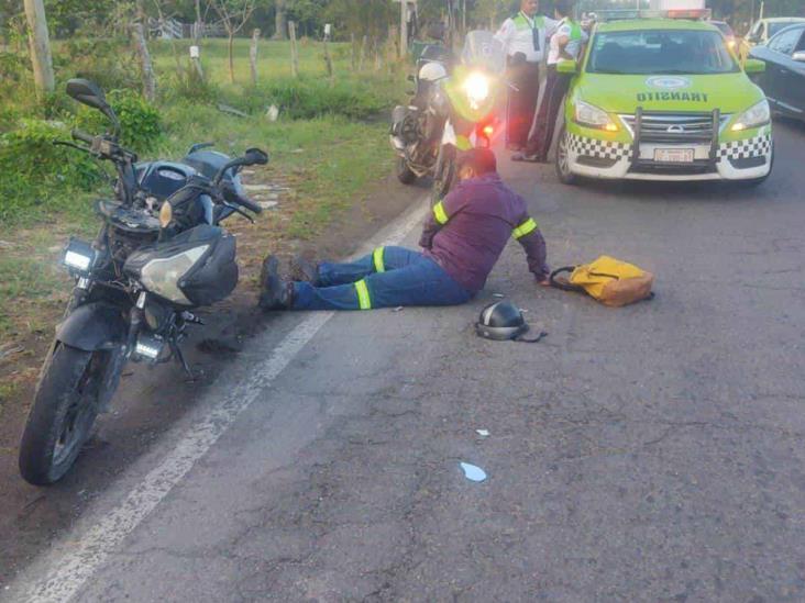 Hombre pierde el control de su motocicleta sobre carretera Veracruz-Medellín de Bravo