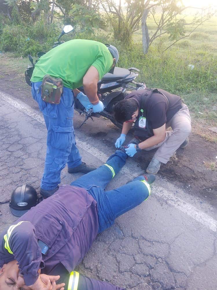 Hombre pierde el control de su motocicleta sobre carretera Veracruz-Medellín de Bravo