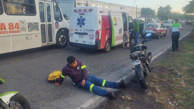 Hombre pierde el control de su motocicleta sobre carretera Veracruz-Medellín de Bravo