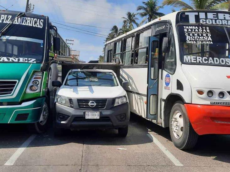 Camioneta y autobús de pasajeros provocan carambola en colonia de Veracruz