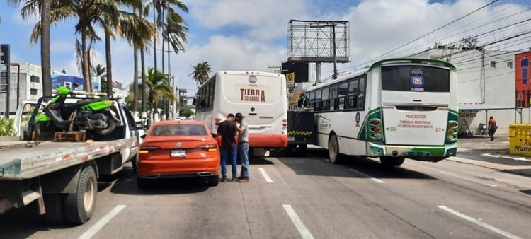 Camioneta y autobús de pasajeros provocan carambola en colonia de Veracruz