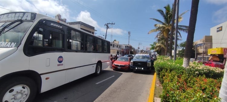 Camioneta y autobús de pasajeros provocan carambola en colonia de Veracruz