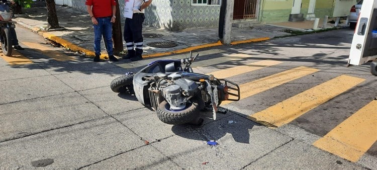 Automóvil impacta a una joven en su motocicleta en la colonia Ricardo Flores Magón
