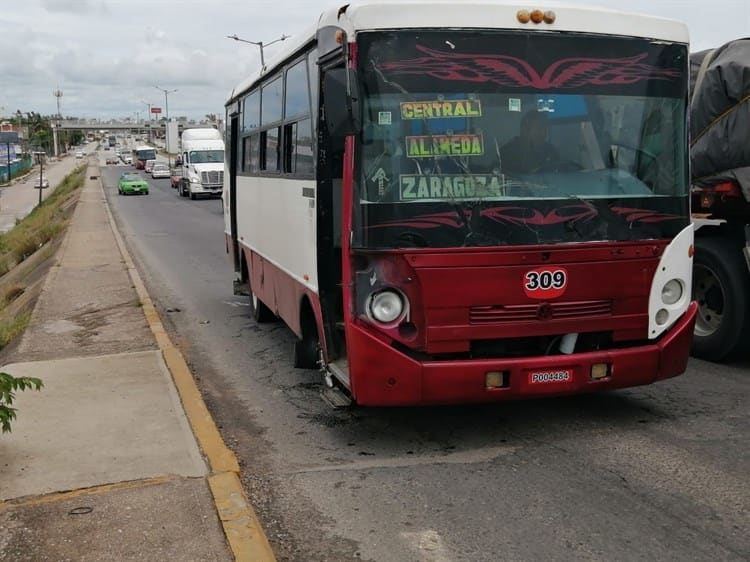 Se descompone autobús sobre puente Joroba