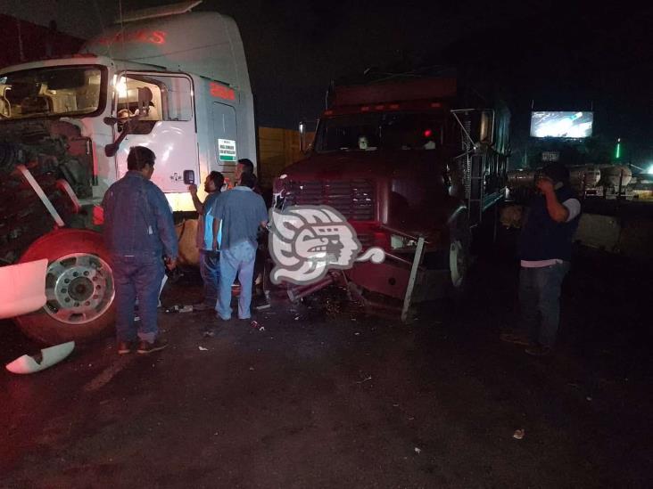 Aparatoso choque de tráileres en la Córdoba-Puebla