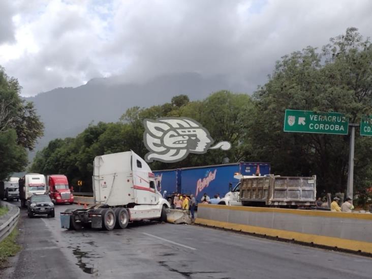 Tractocamión pierde control por exceso de velocidad y choca en la Orizaba-Puebla