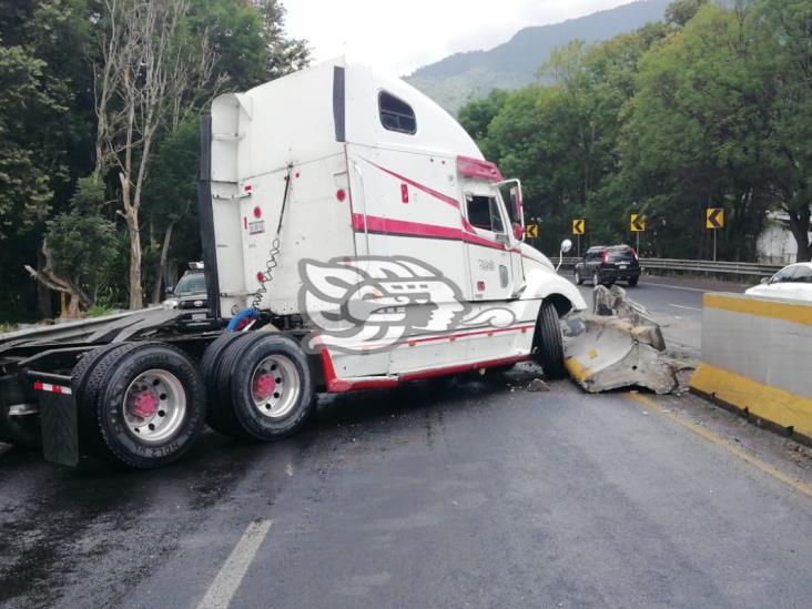 Tractocamión pierde control por exceso de velocidad y choca en la Orizaba-Puebla