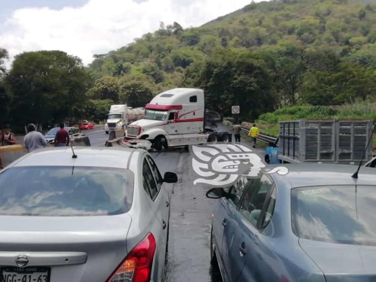 Tractocamión pierde control por exceso de velocidad y choca en la Orizaba-Puebla