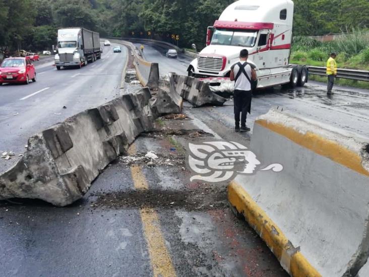 Tractocamión pierde control por exceso de velocidad y choca en la Orizaba-Puebla