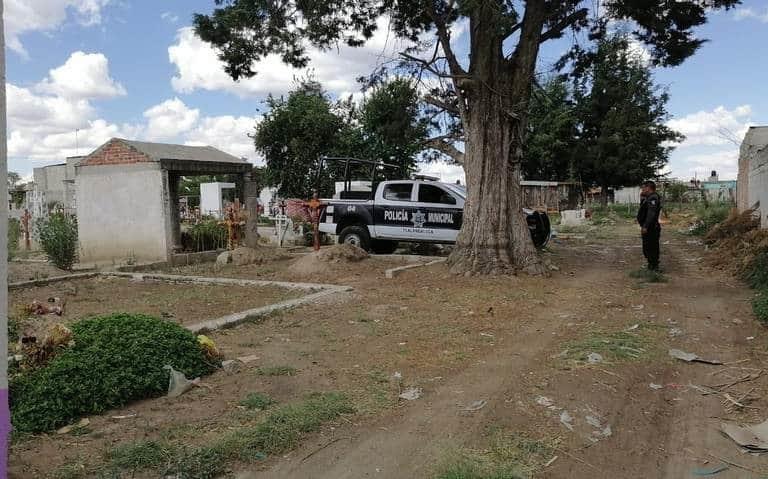 Abandonan feto en panteón de Puebla