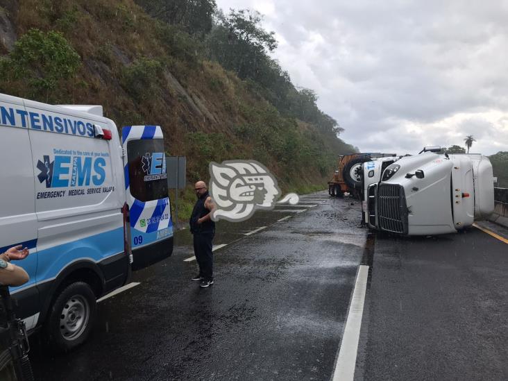 Tráiler cargado con racks de acero vuelca en libramiento de Xalapa