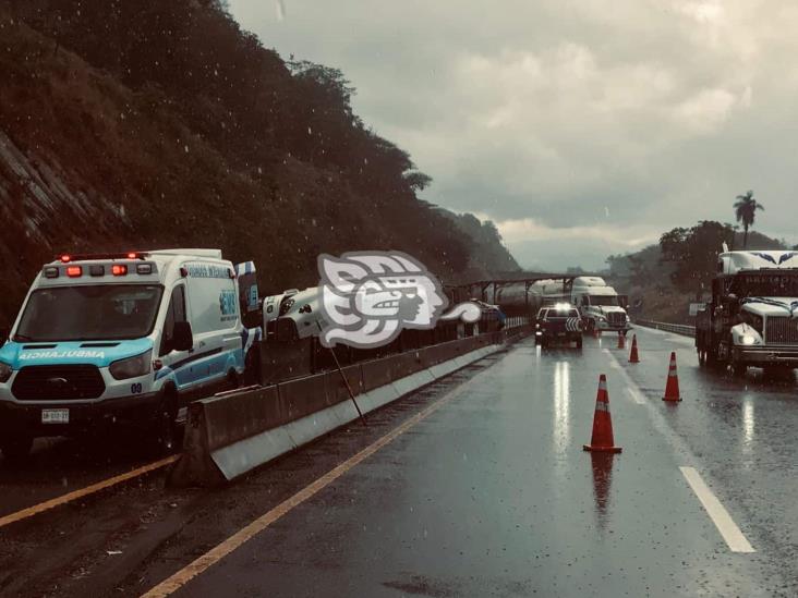 Tráiler cargado con racks de acero vuelca en libramiento de Xalapa