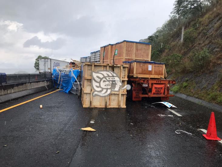 Tráiler cargado con racks de acero vuelca en libramiento de Xalapa