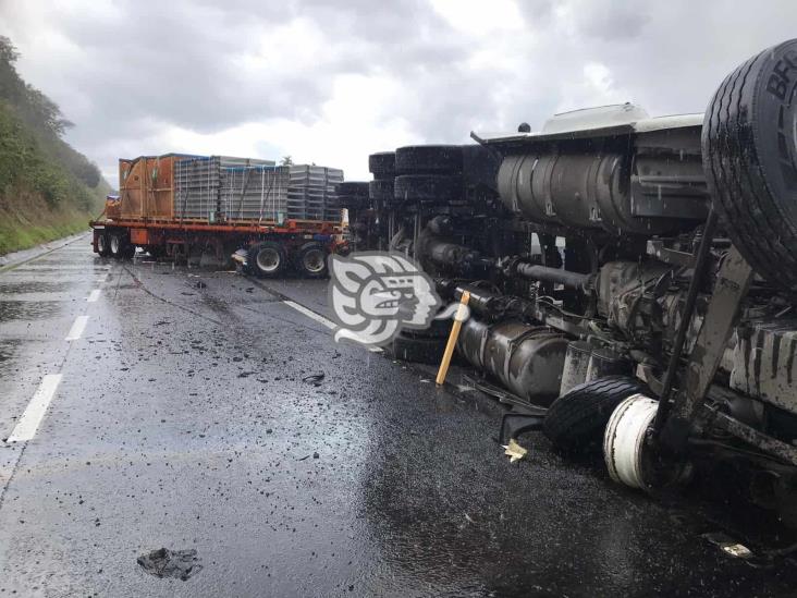 Tráiler cargado con racks de acero vuelca en libramiento de Xalapa